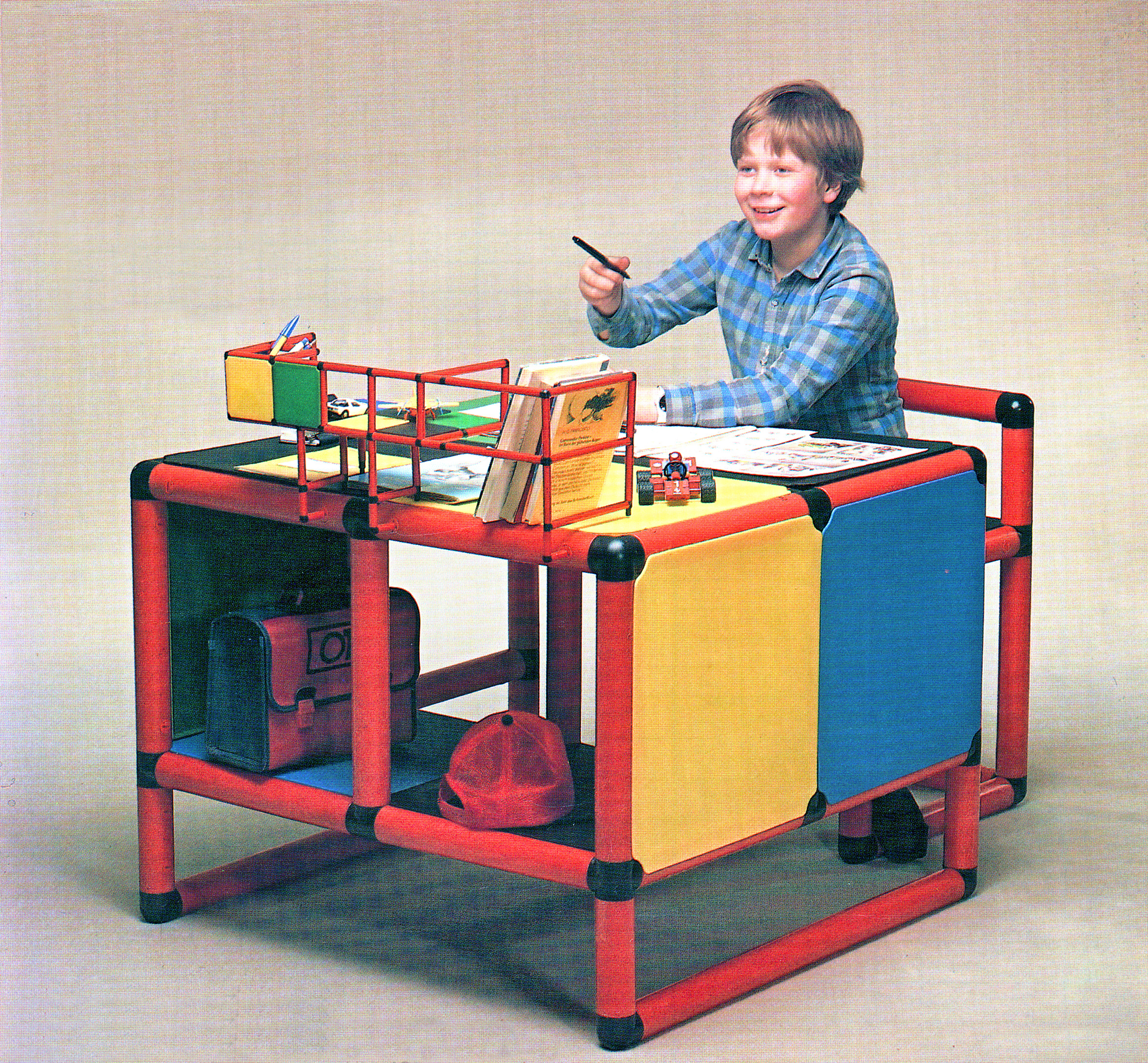 quadro-story-1981-boy-at-desk.jpg